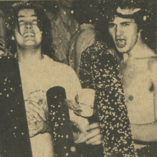 Danse organisée par l’Association Communautaire Homosexuelle à L'UdeM (ACHUM) avec l’aide de Gay McGill et Lesbian and Gay Friends of Concordia au Cegep Maisonneuve. Mai 1982. Crédit photo : Jean-Claude Lapointe. Source : Le Berdache, numéro 30. Collection des Archives gaies du Québec.