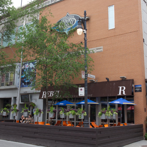 Façade du Sky. Angle rue Sainte-Catherine E et rue Alexandre-DeSève. Crédit photo : Marion Daigle. Collection des Archives gaies du Québec.