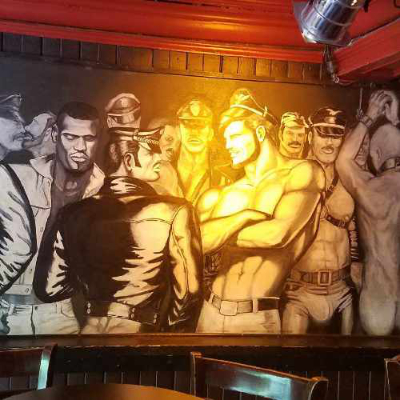 Murale de Tom of Finland au bar l’Aigle noir. Crédit photo : utilisateur de Wikimedia Commons ‘Another Believer.’ 2017. Licence : CC BY-SA 4.0