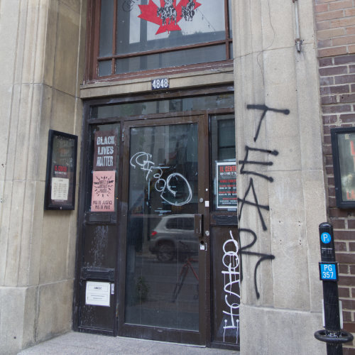 Entrée de la Sala Rossa aujourd’hui. Angle boulevard Saint-Laurent et boulevard Saint-Joseph. Crédit photo : Marion Daigle. Collection des Archives gaies du Québec.