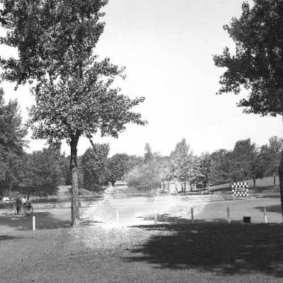 Parc Lafontaine, 1930. Crédit photo : Photographe inconnu. 1930. Archives de Montréal. Cote CA M001 VM094-Y-1-17-D0475 Licence: Creative Commons Attribution – Pas d’Utilisation Commerciale – Partage dans les Mêmes Conditions 2.5 Canada.
