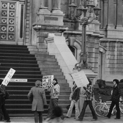 Manifestation devant l’hôtel de ville de Montréal. Crédit photo : photographe inconnu. Le 8 novembre 1979. AGQ- F-0017/s11-01-1979. Fonds de l’Association pour les droits des gai(e)s du Québec (ADGQ). Collection des Archives gaies du Québec.