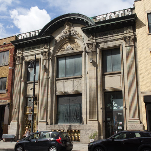 Façade du Cirque aujourd’hui. Angle boulevard Saint-Laurent et avenue Mont-Royal E. Crédit photo : Marion Daigle. Collection des Archives gaies du Québec.