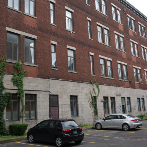 Façade arrière de l’ancienne école Gilford. Angle rue Gilford et avenue De Lorimier. Crédit photo : Marion Daigle. Collection des Archives gaies du Québec.