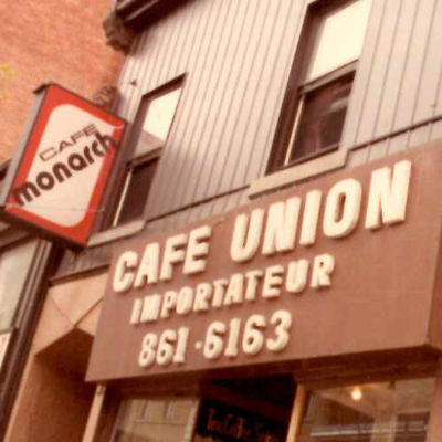 Enseigne du Café Monarch. Crédit photo : Michel Turgeon. 1984. AGQ-F0187/S6/SS1/D1. Fonds Association des bonnes gens sourds. Collection des Archives gaies du Québec