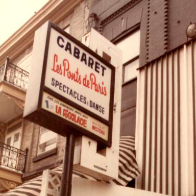 Extérieur du Cabaret Les ponts de Paris. Crédit photo : Michel Turgeon. 1984. AGQ-F0187/S6/SS1/D1. Fonds Association des bonnes gens sourds. Collection des Archives gaies du Québec
