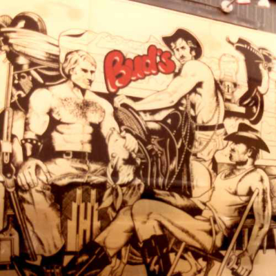 Murale extérieure de cowboys du Bud’s. Crédit photo : Michel Turgeon. 1984. AGQ-F0187/S6/SS1/D1. Fonds Association des bonnes gens sourds. Collection des Archives gaies du Québec.