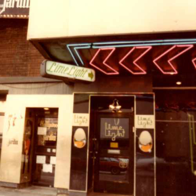 Façade originale du Bud's. Le Bud’s était aussi tout près du Jardin et du Lime Light, qui étaient aussi des lieux fréquentés par les gais. Crédit photo : Michel Turgeon. 1984. AGQ-F0187/S6/SS1/D1. Fonds Association des bonnes gens sourds. Collection des Archives gaies du Québec