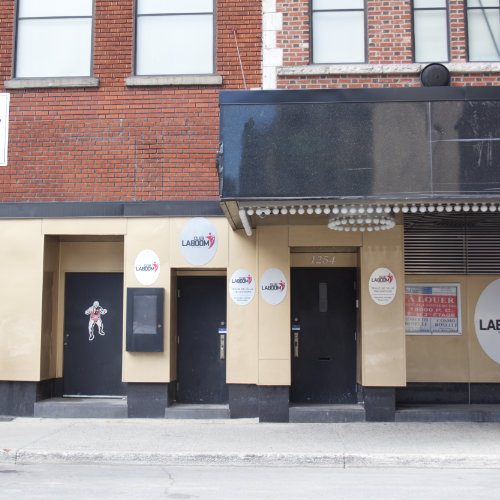 Façade du Bud’s aujourd’hui. Angle rue Stanley et rue Sainte-Catherine O. Crédit photo : Marion Daigle. Collection des Archives gaies du Québec.