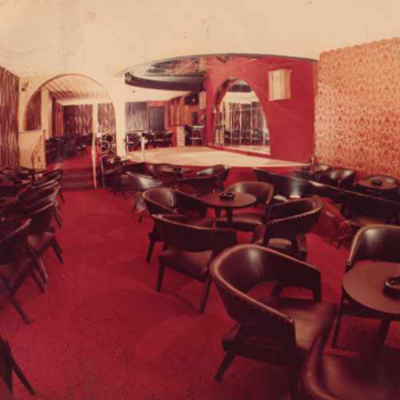 Intérieur du P.J.’s. Crédit photo : photographe inconnu. Date : [1970-1980?]. AGQ-F0050 Fonds Armand Monroe. Collection des Archives gaies du Québec.