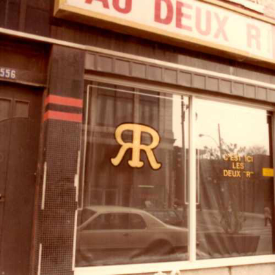 Extérieur du Au deux R. Crédit photo : Michel Turgeon. 1984. AGQ-F0187/S6/SS1/D1. Fonds Association des bonnes gens sourds. Collection des Archives gaies du Québec.